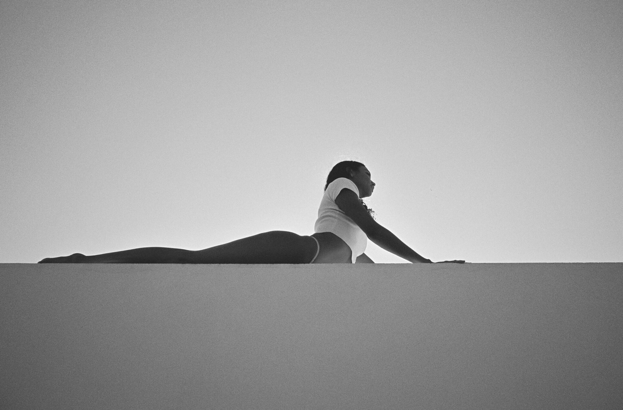 mujer tumbada en una terraza al sol en bikini