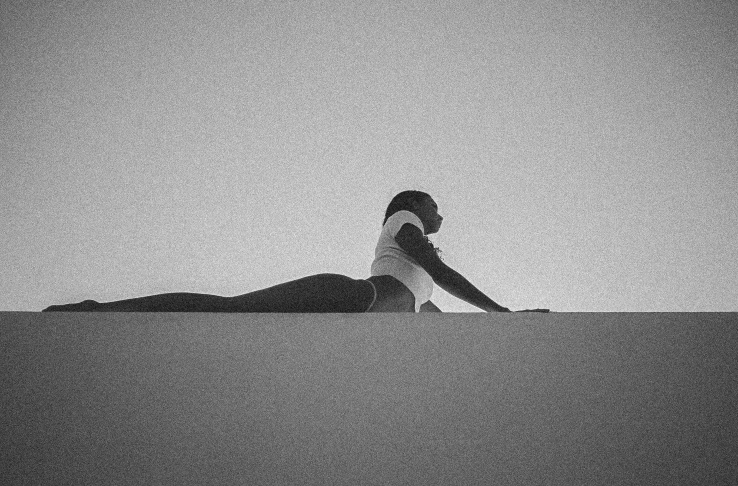 mujer tumbada en una terraza al sol en bikini