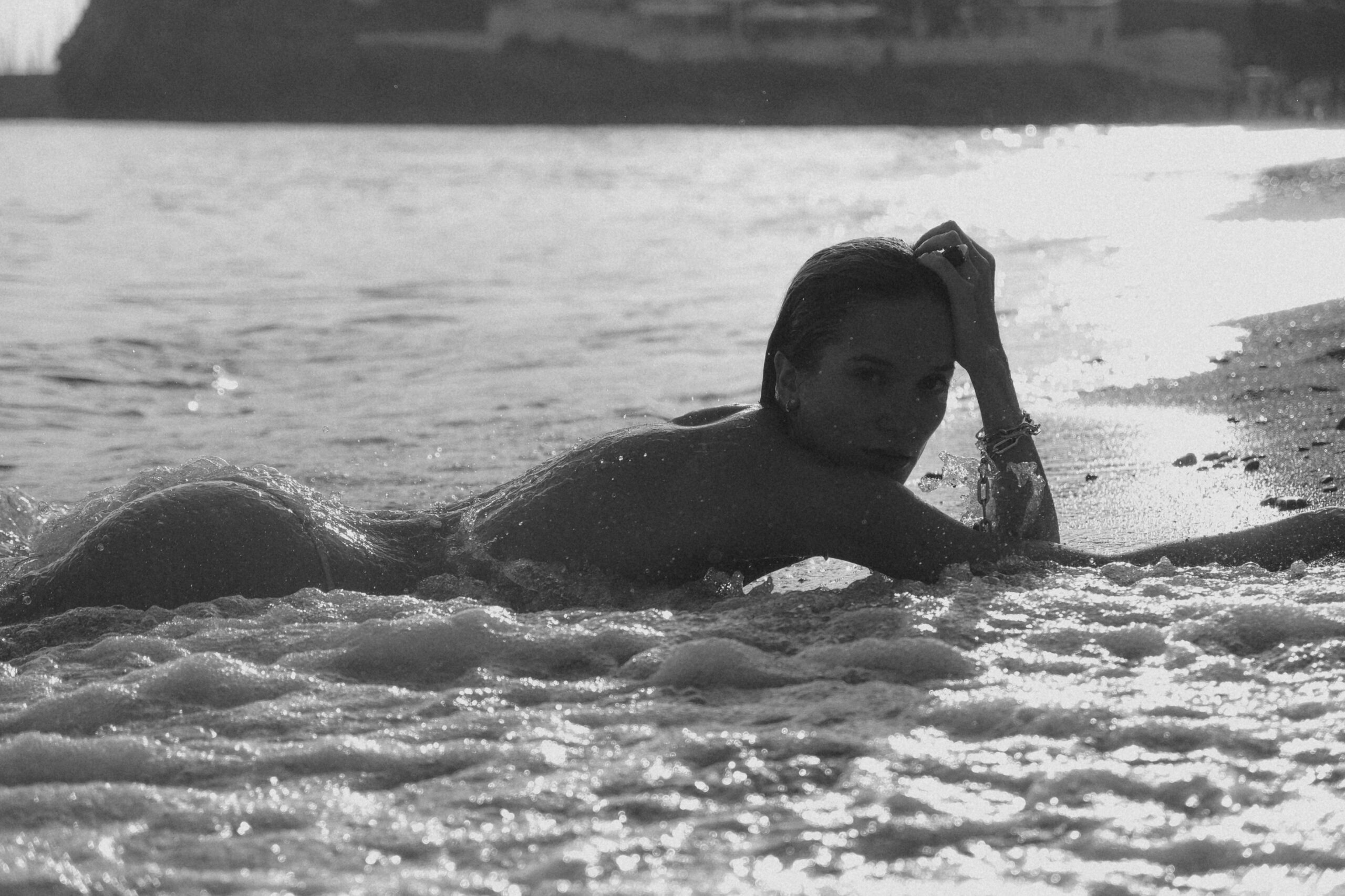 foto de una mujer bañandose al mar