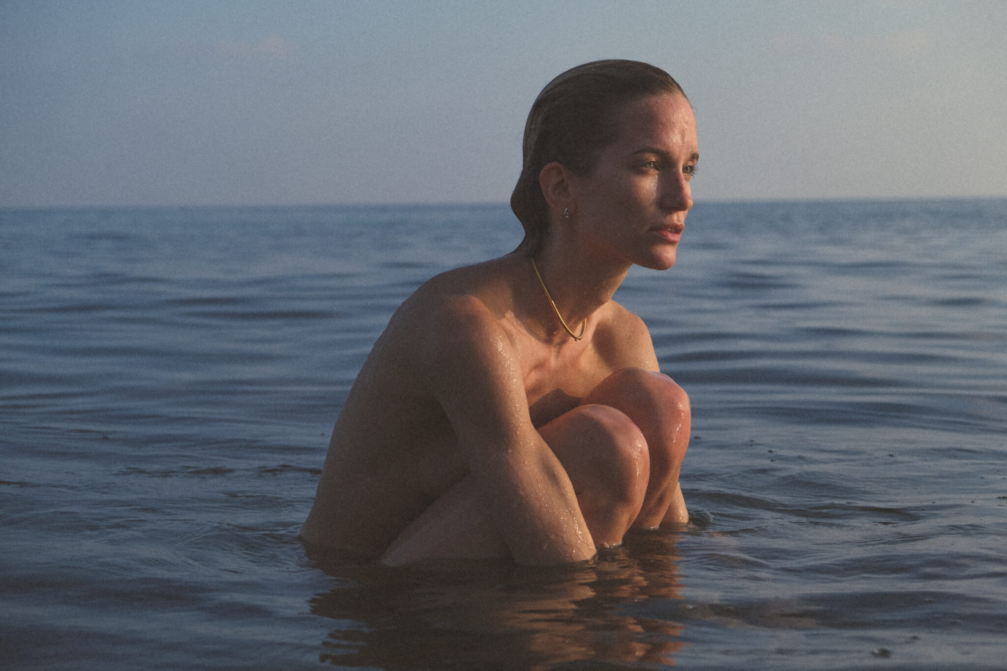 foto de una mujer bañandose al mar