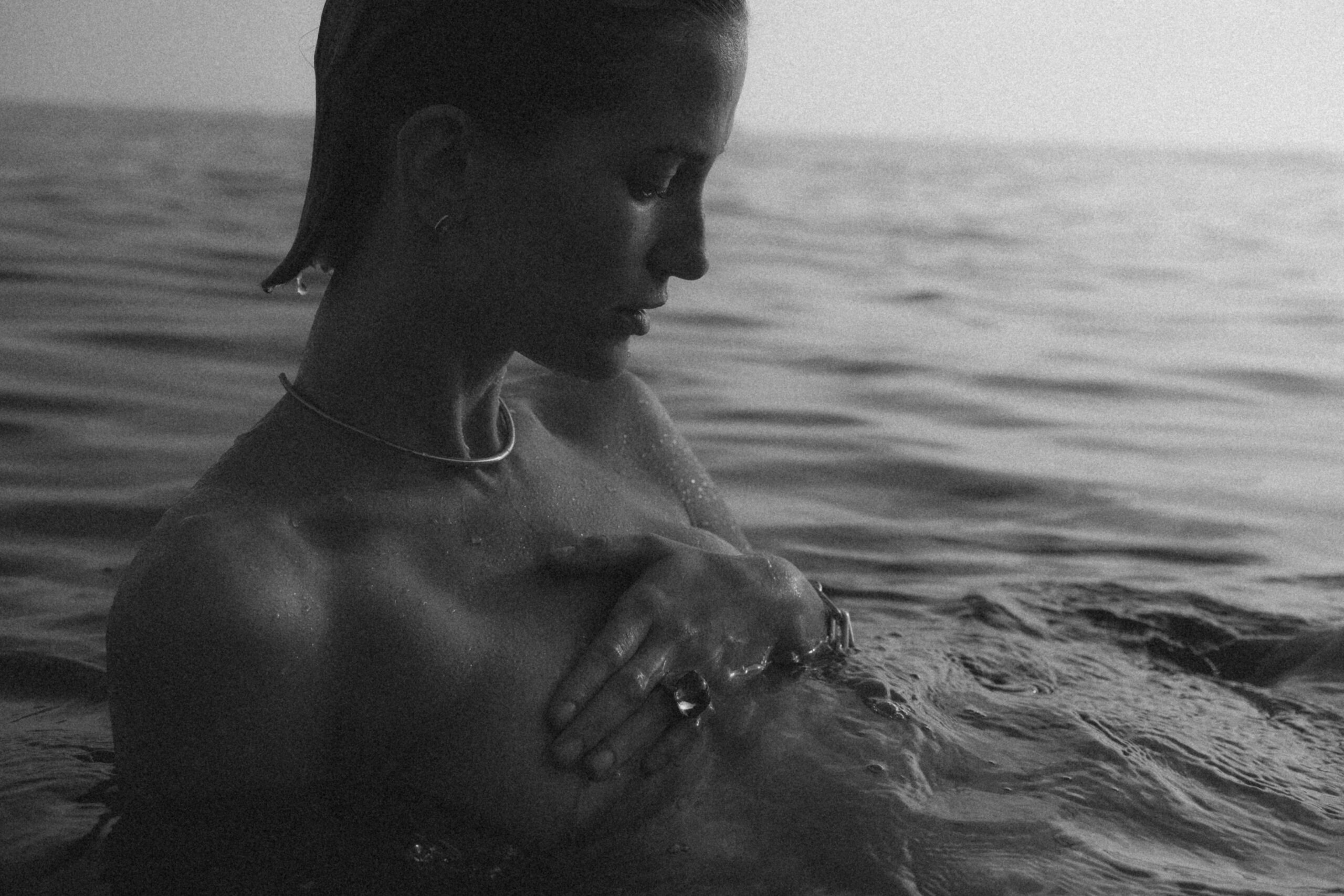 foto de una mujer bañandose al mar