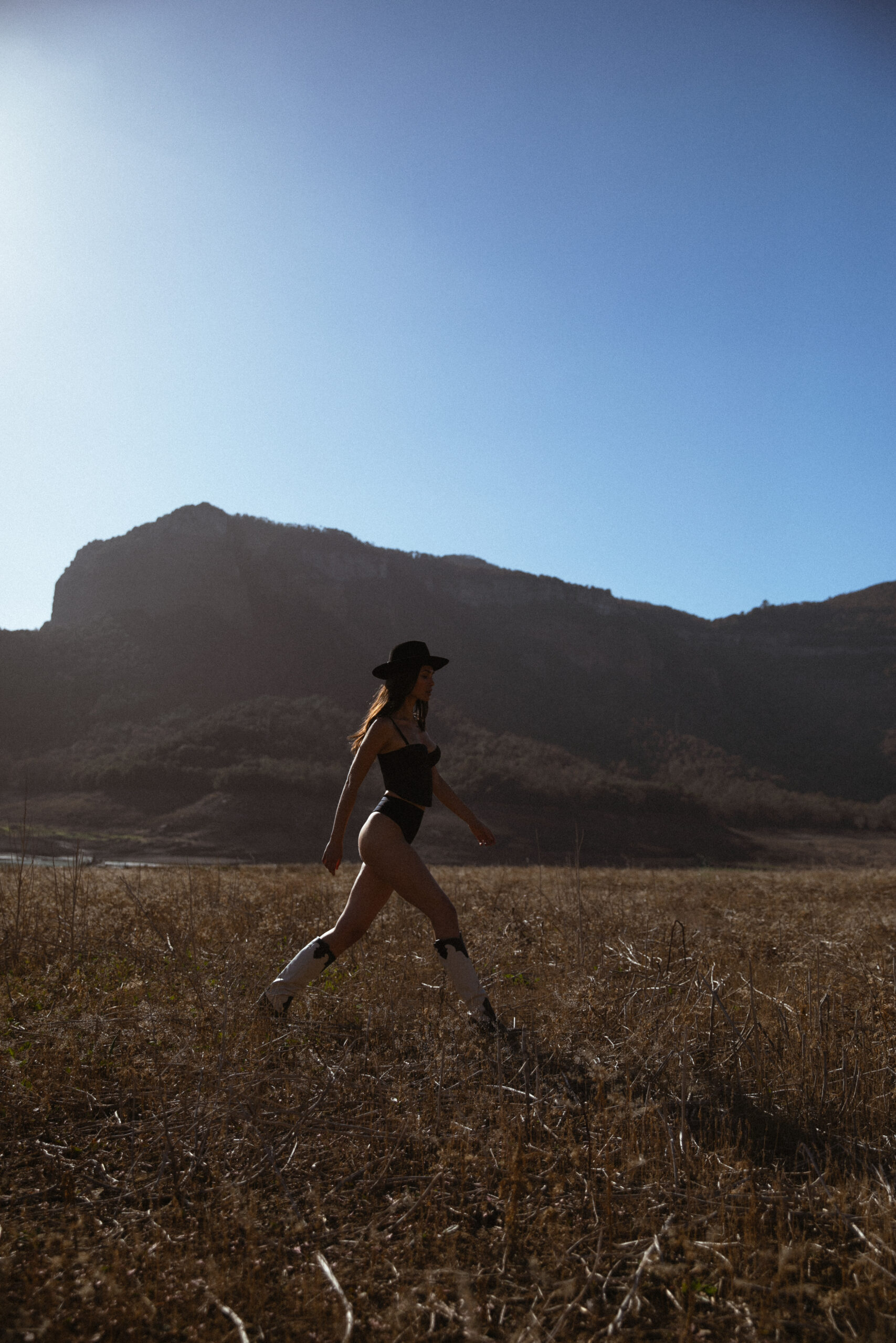 foto de una mujer al campo