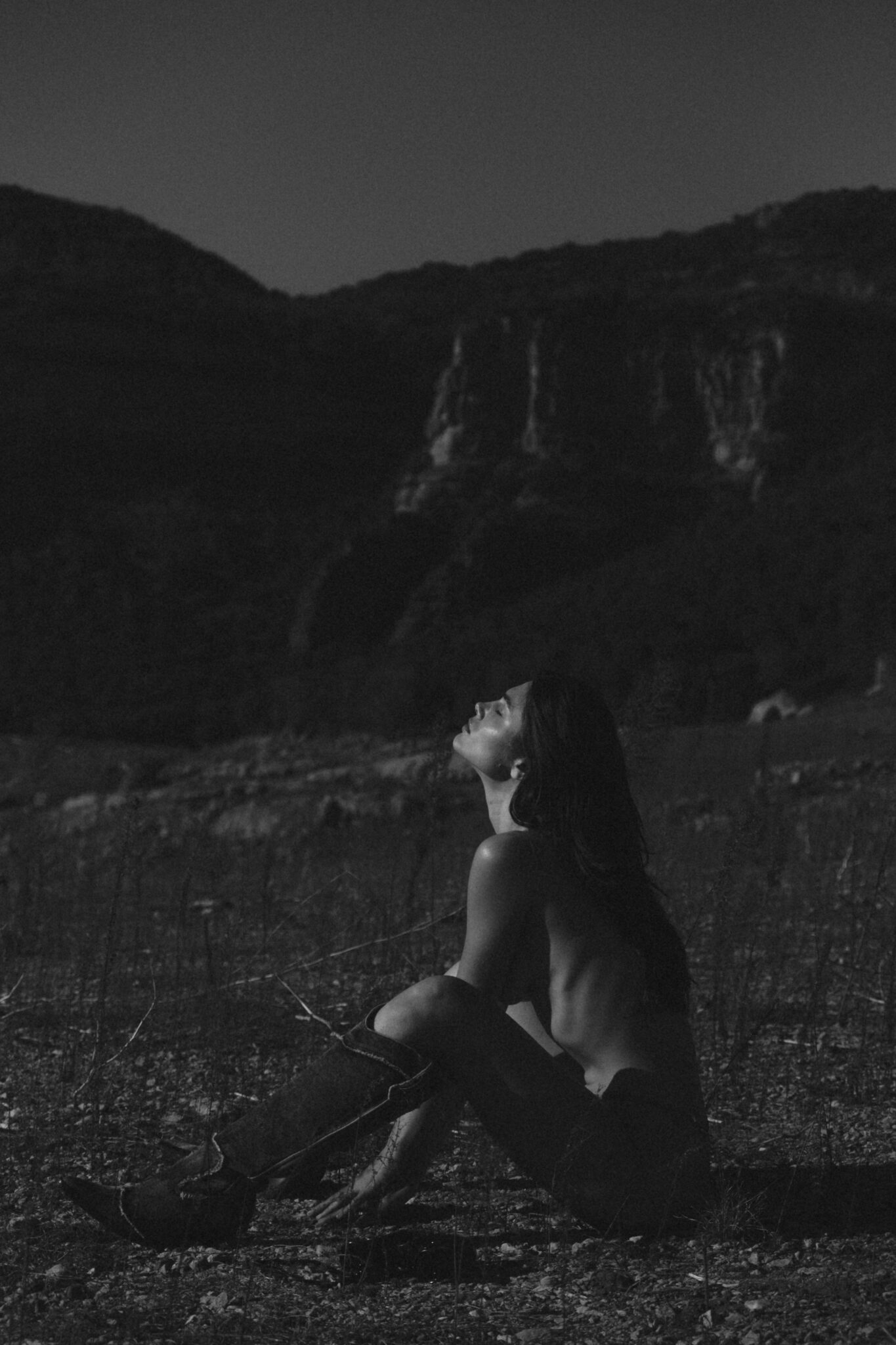 foto de una mujer al campo en blanco y negro