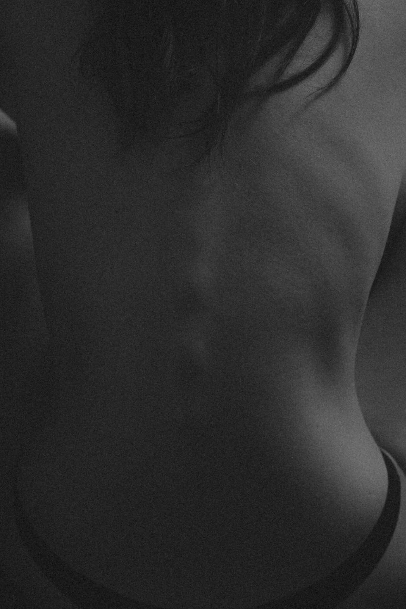 espalda desnuda en blanco y negro