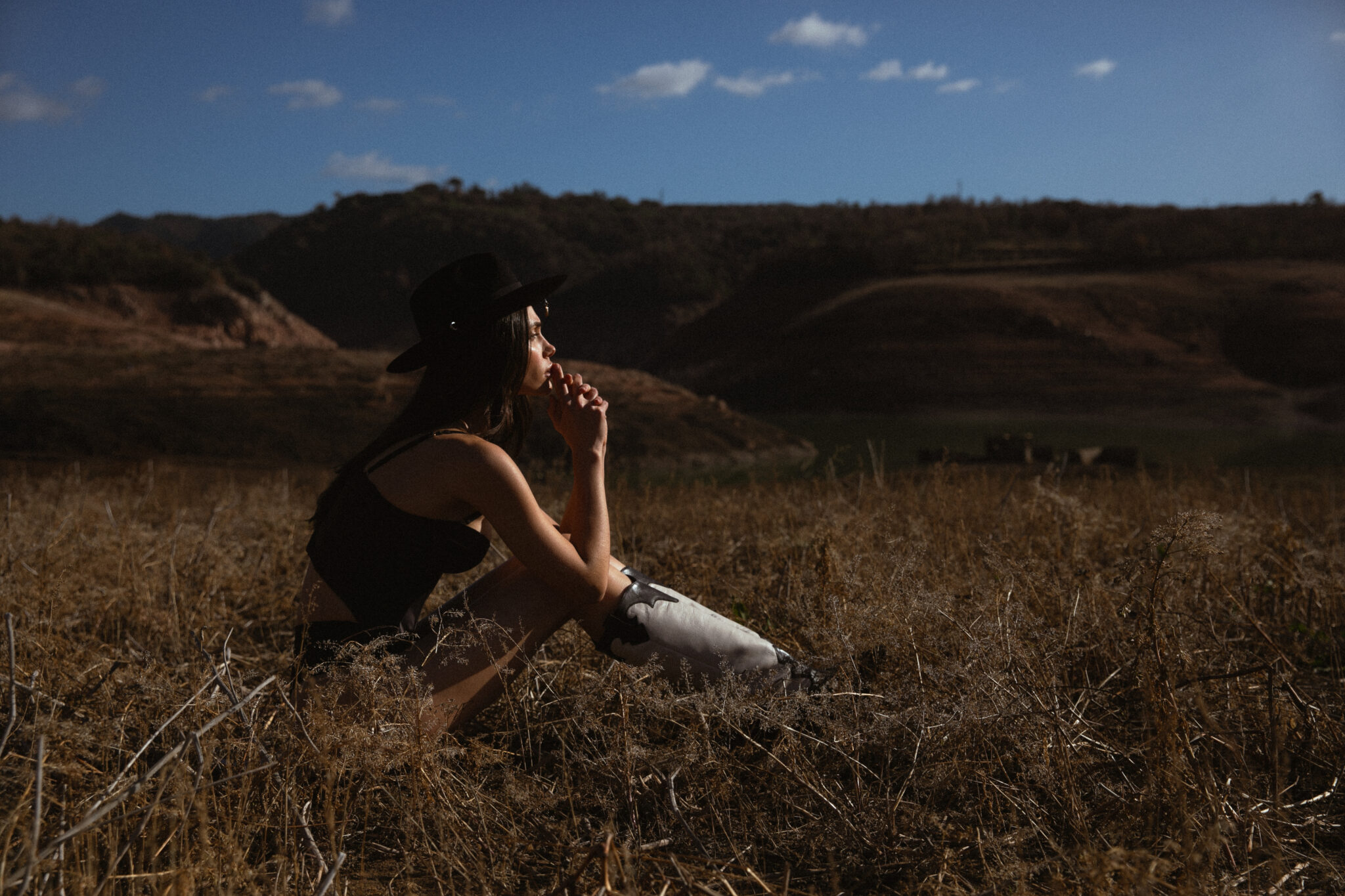 foto de una mujer al campo