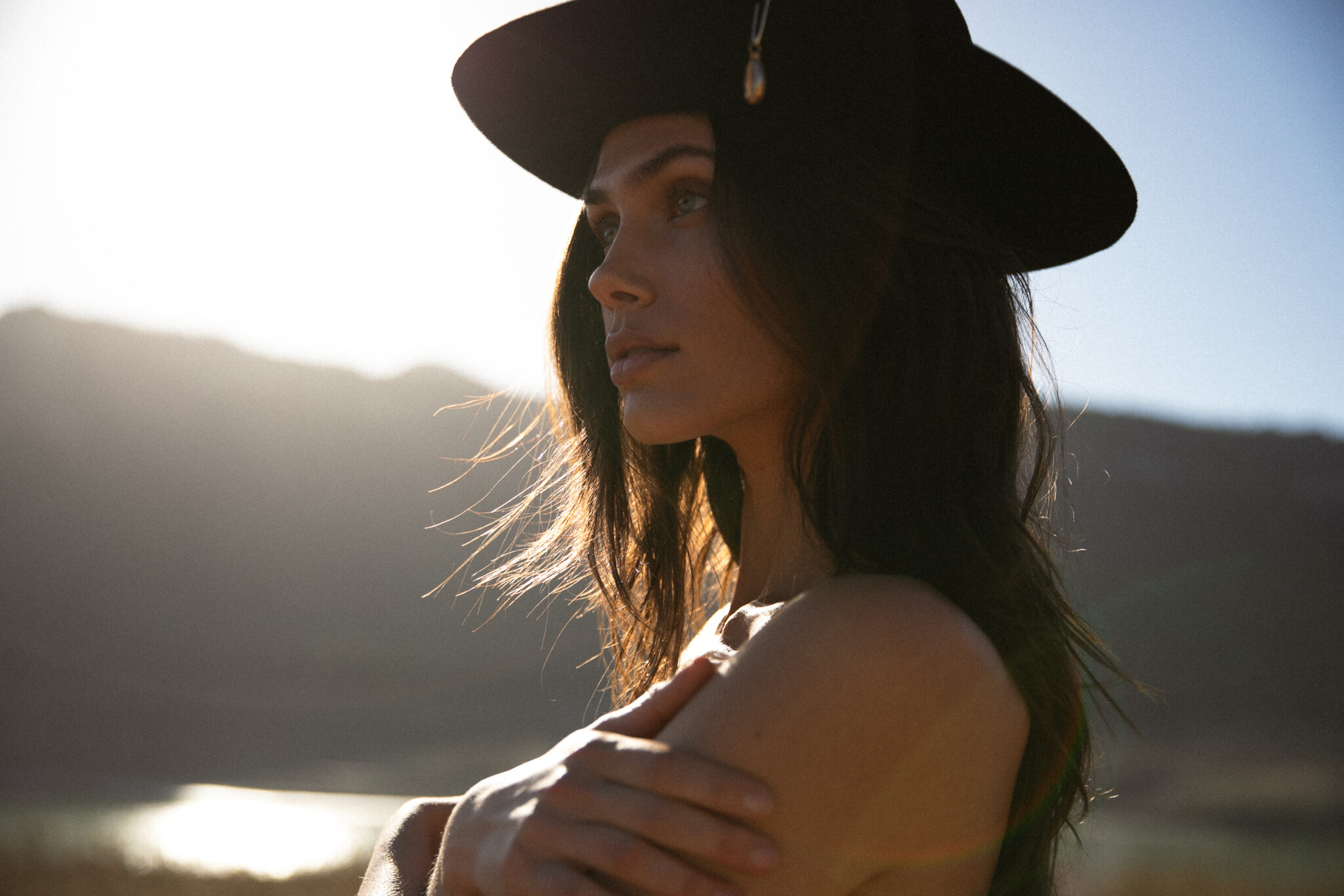 retrato de una mujer con sombrero a contraluz